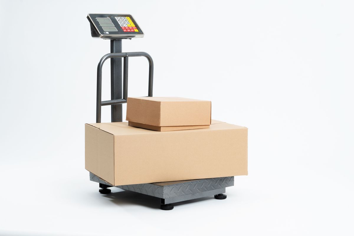 Báscula de plataforma con cajas de envío
