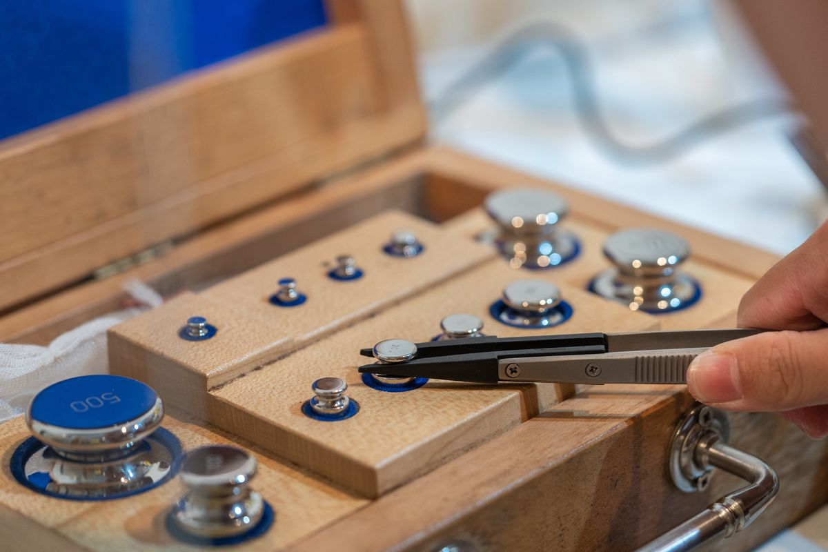 Juego de pesas patrón de acero en su estuche de madera
